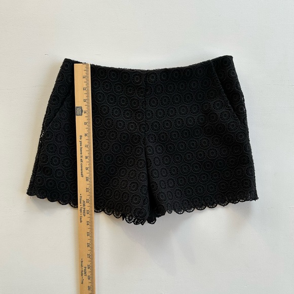 Trina Turk Eyelet Lace Appliqué Scalloped Shorts Black
Pockets Women's Size 2 - Picture 2 of 12